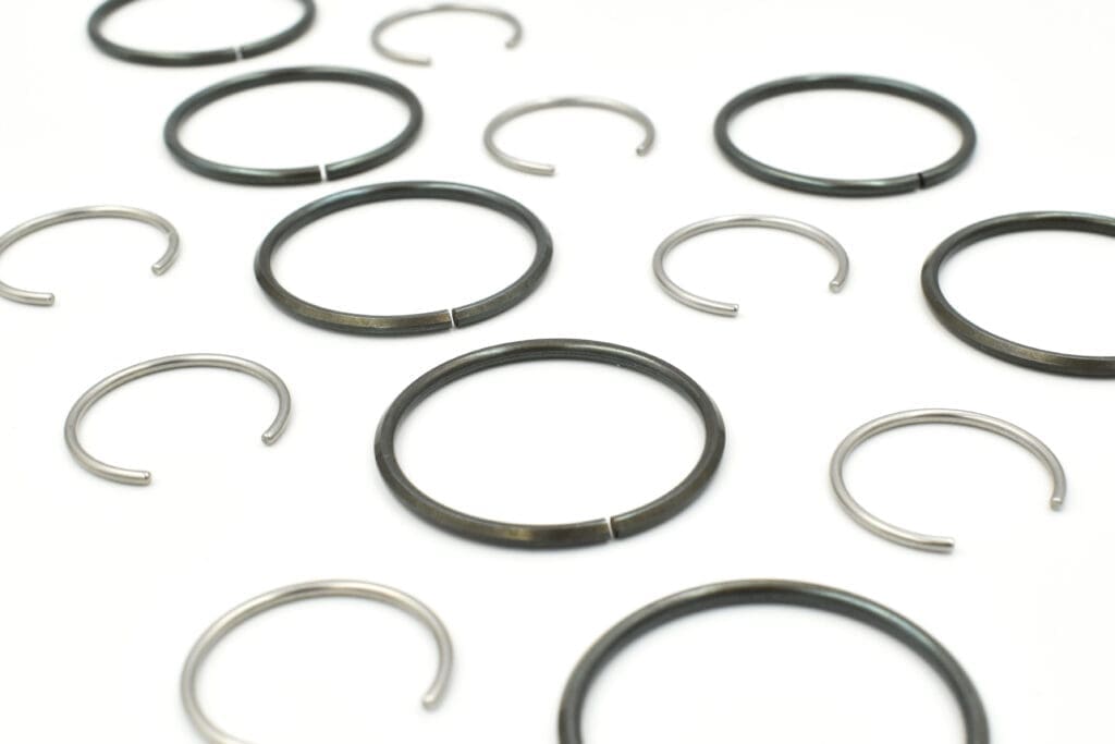 Retaining rings and circlips